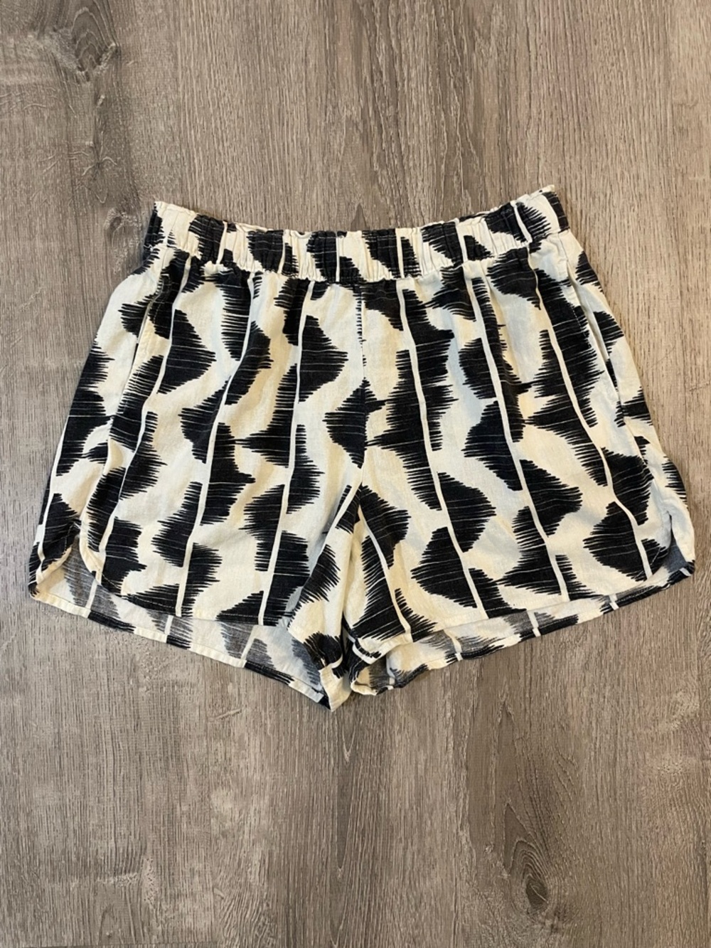 Sonoma Black and White Abstract Print Elastic Waist Shorts